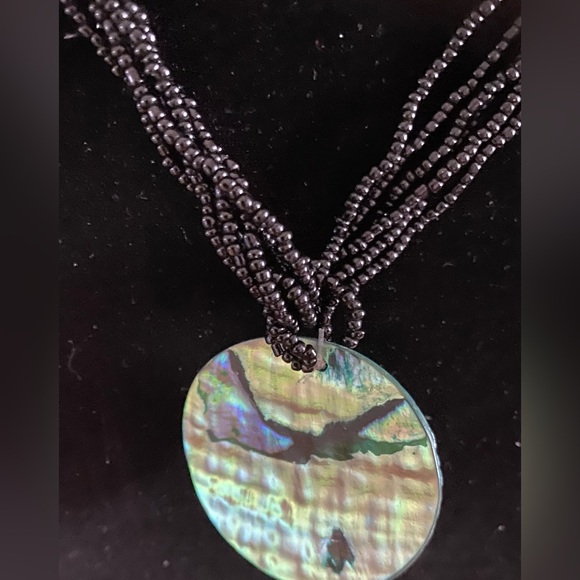 Beaded necklace with shell pendant - Picture 2 of 4